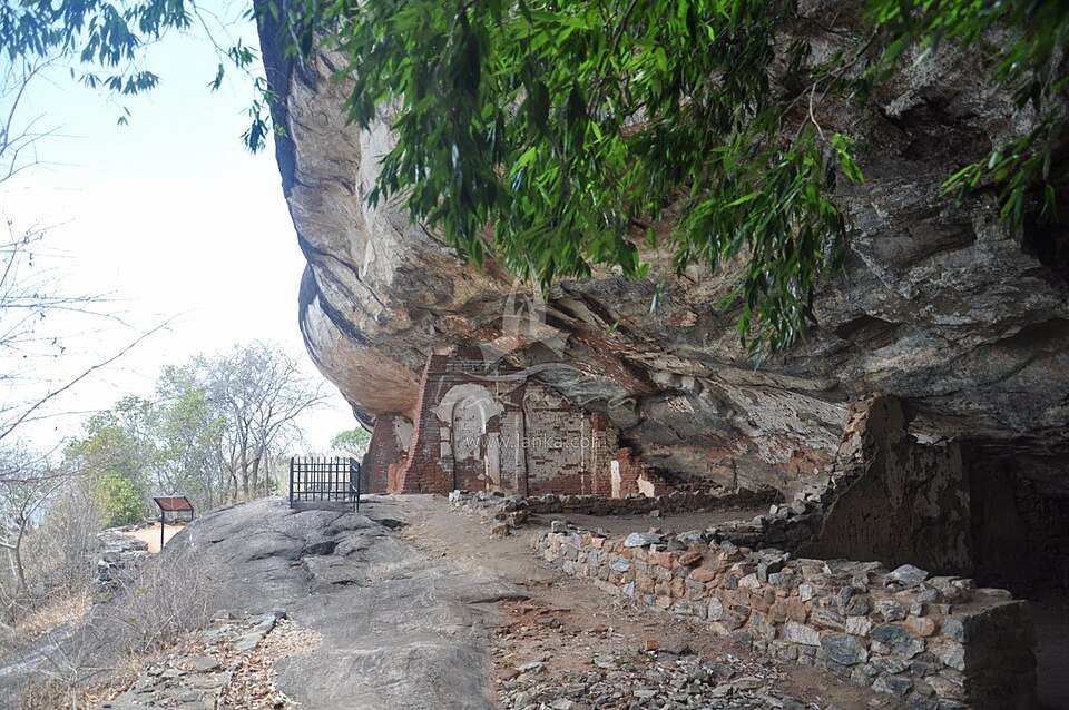 Pidurangala Royal Cave Temple